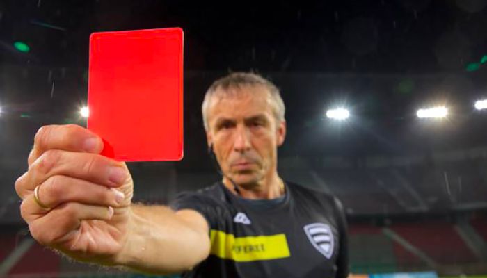 Thẻ đỏ trong bóng đá nghĩa là gì?